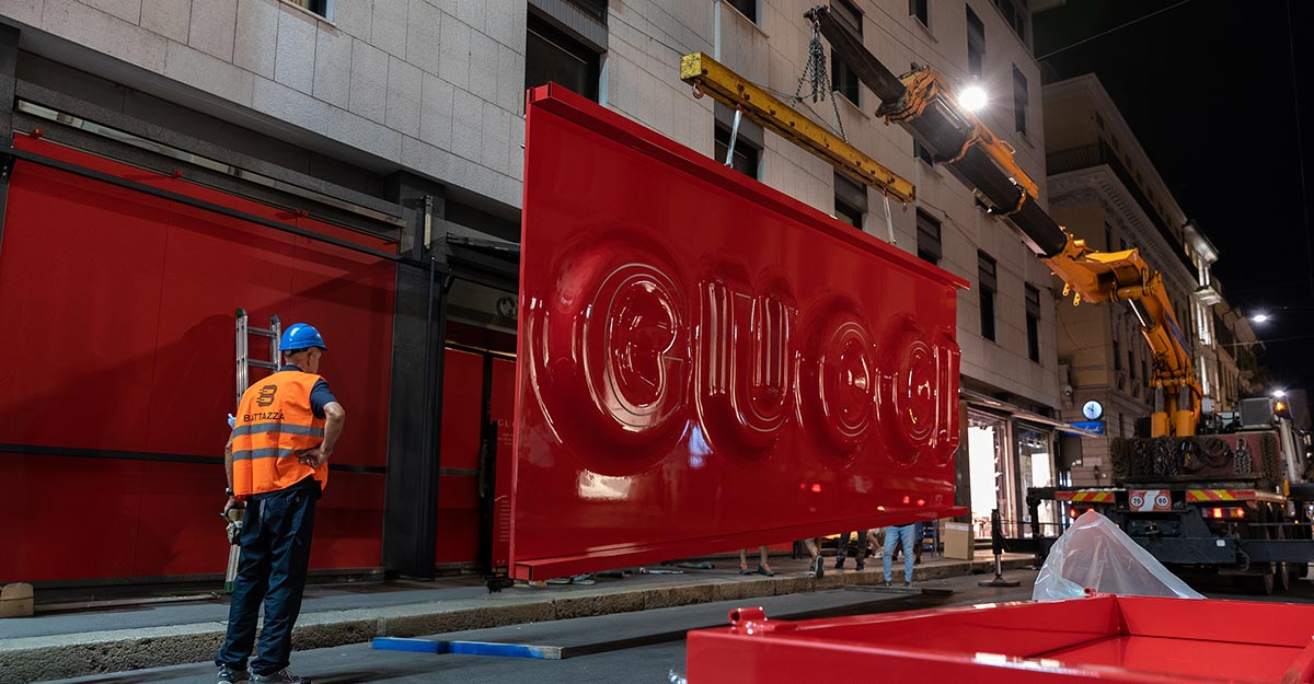 National and international crane lifting