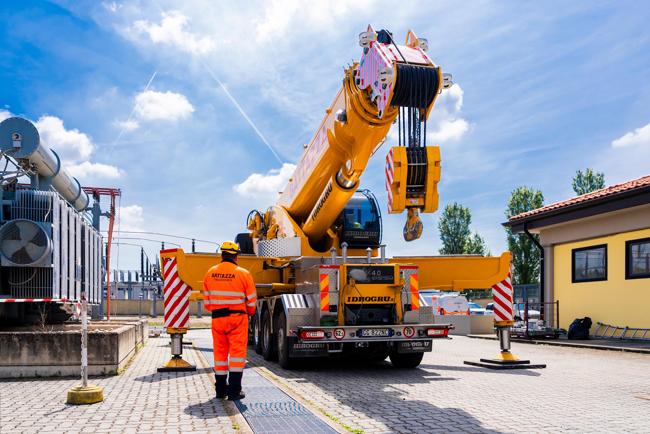 National and international crane lifting