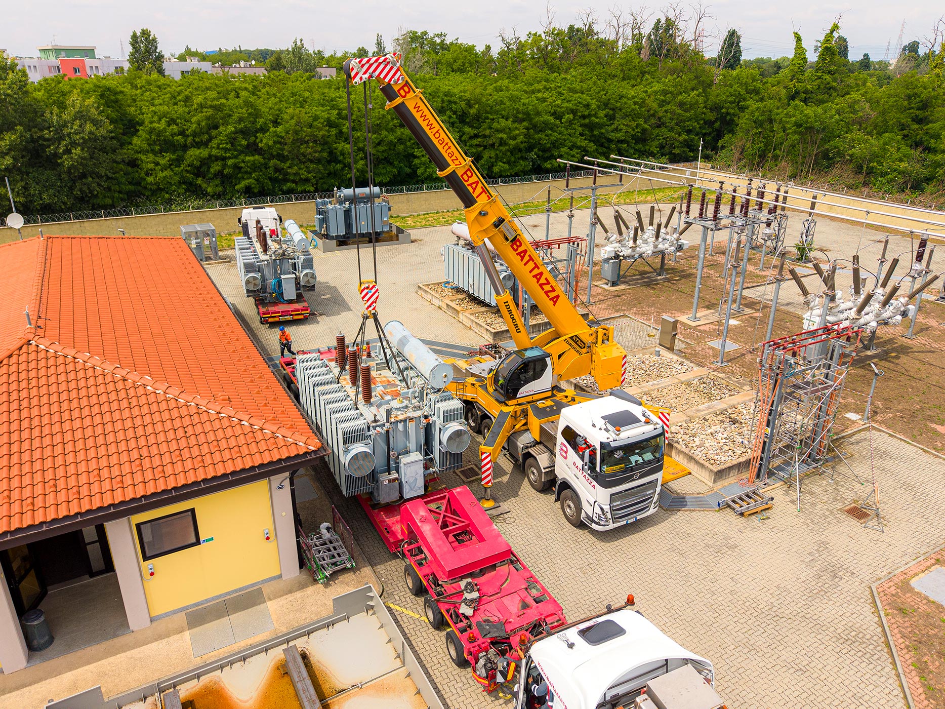 National and international crane lifting