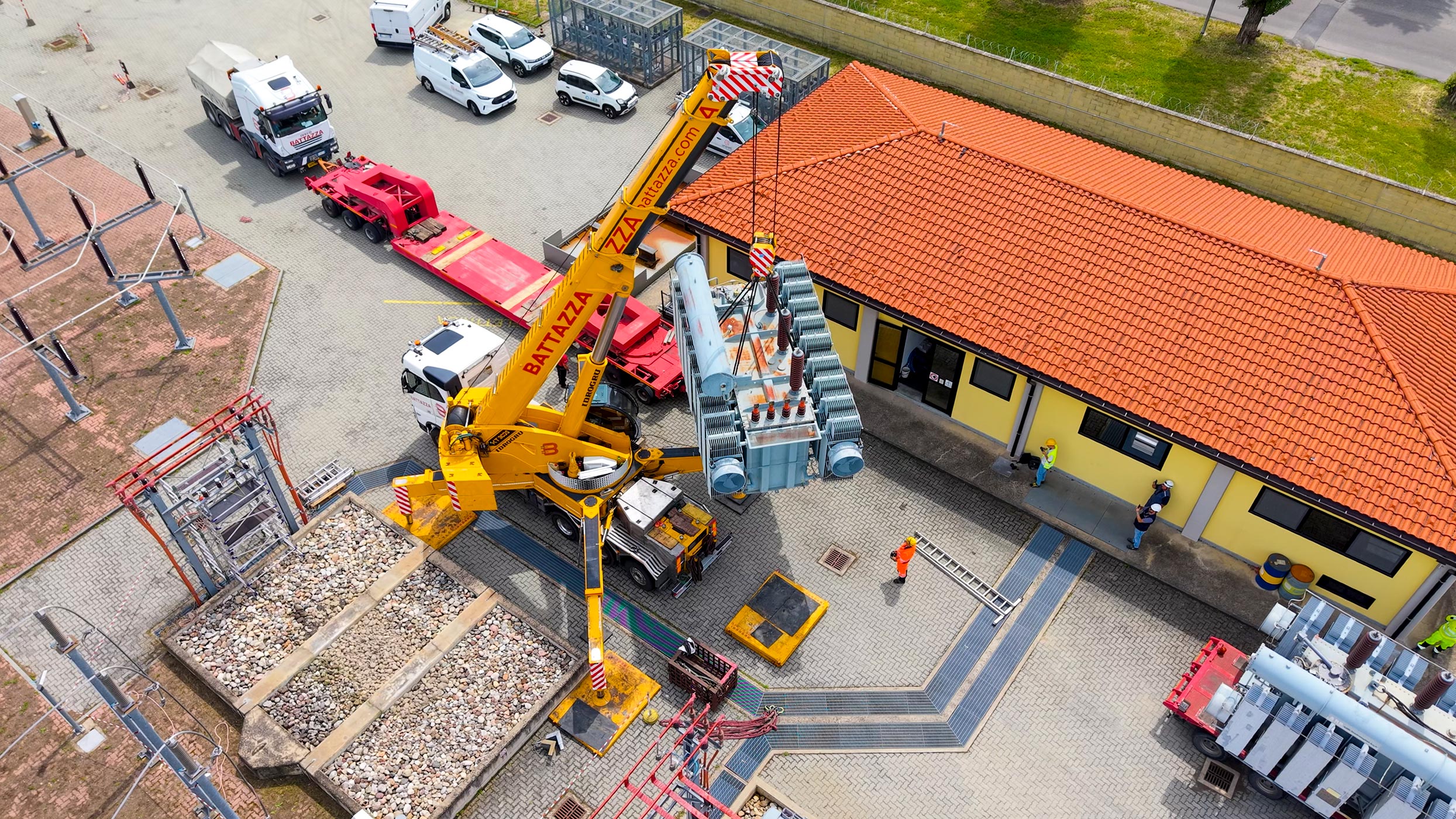 National and international crane lifting