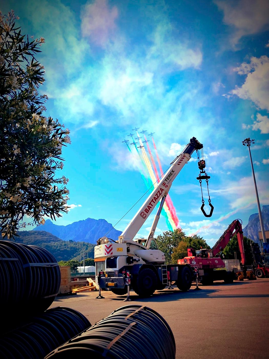 National and international crane lifting